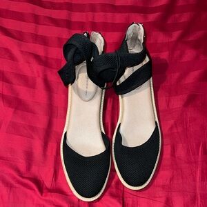 Metropolitan View  Women’s Tan flat shoes with ankle strap. Size 8.5.  NWOT.